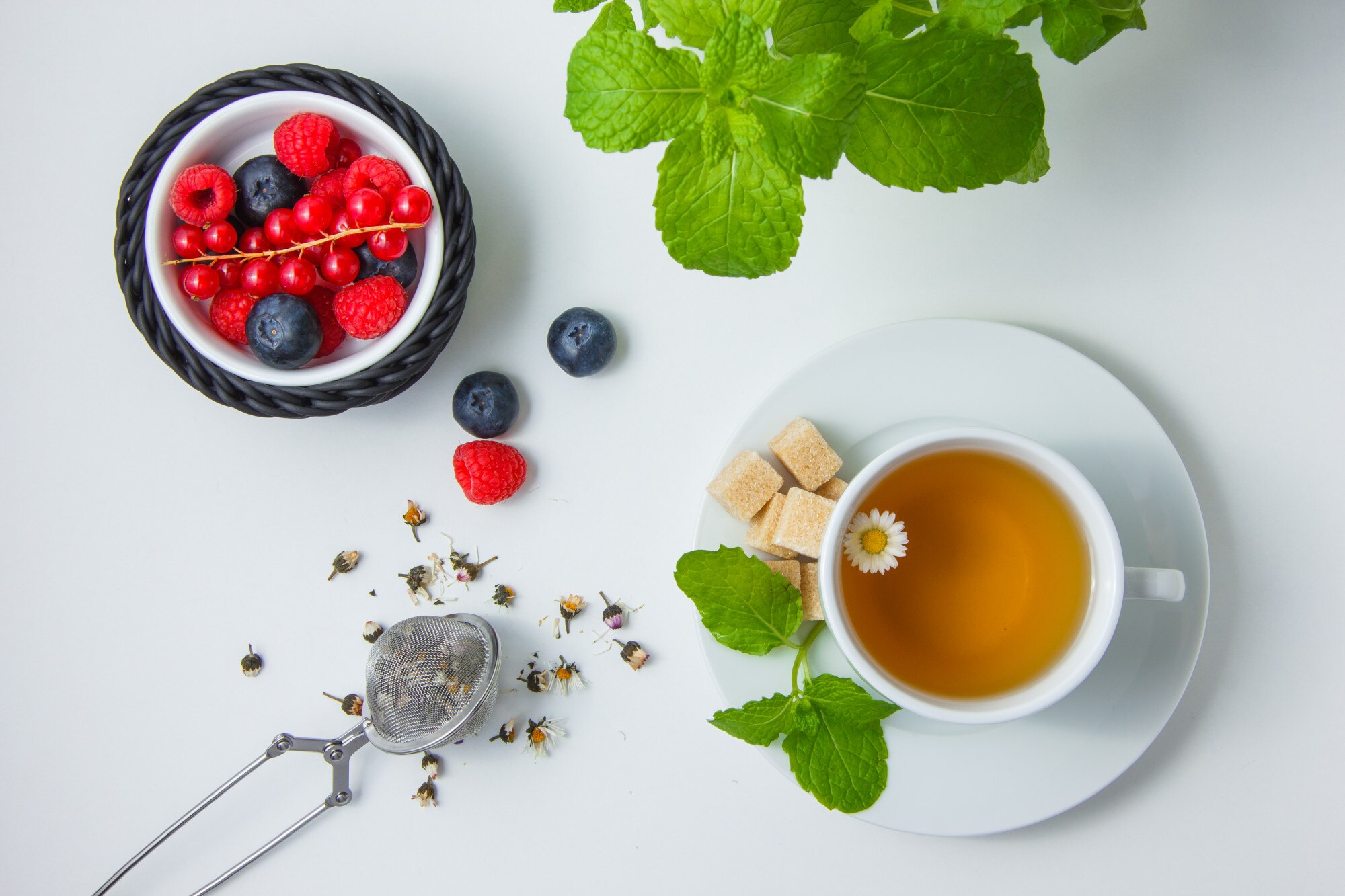 Persona practicando meditación al aire libre en entorno natural tranquilo